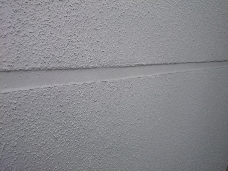 外壁打継目地に施工された線防水（シーリング材）の例。