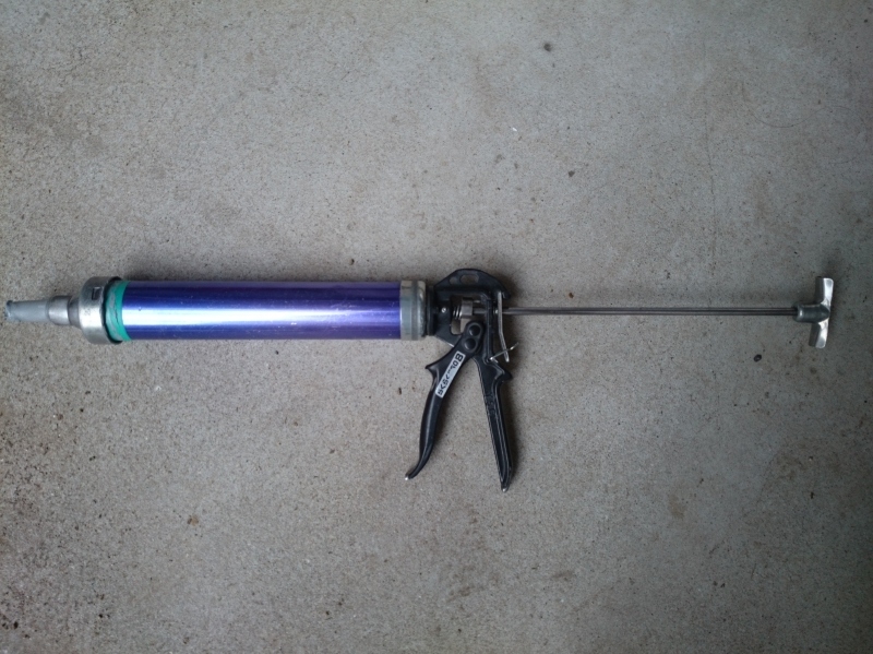 ２成分形のシーリング材に使用するコーキングガンの例。基剤、硬化剤、着色剤を専用の撹拌（かくはん）機で撹拌後、内部に充填する。