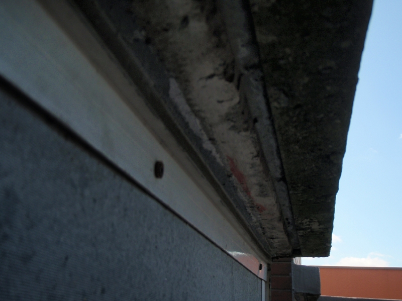 あごの下は通常、溝が入っている。これを「水切り」といい、ここから先は水が行きにくいので、防水層の端末を守ることが出来る。