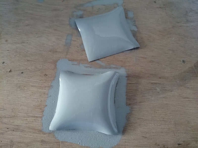 ゴムシートの切れ端に、ウレタン系塗膜防水の保護材を塗布したところ。溶剤系ということもあって、ゴムシートが著しく変形していった。