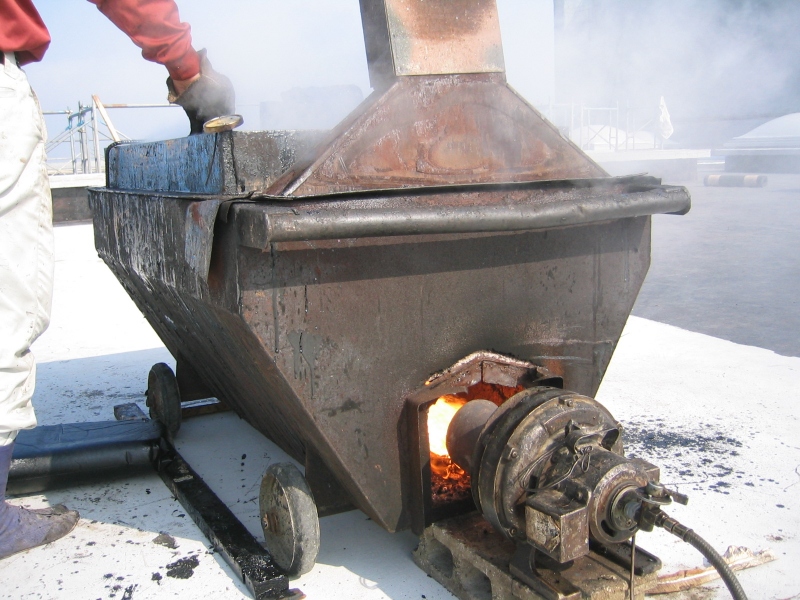 アスファルト溶融釜の例。周囲に砂や消火器が設置されているか、可燃物がないかを確認しなければならない。