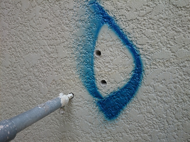 壁つなぎ時の穴（壁は塗装面：スタッコ押え）