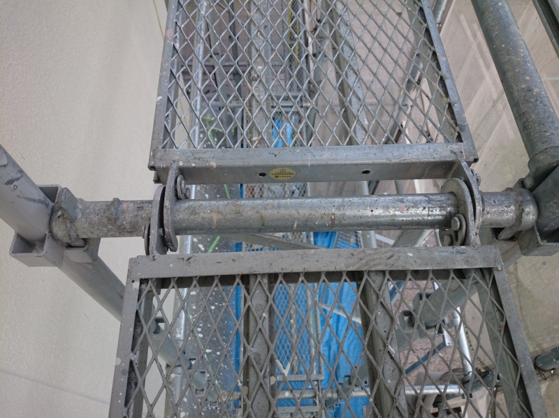 腕木（中央部）に掴み金物が架かっているところ。