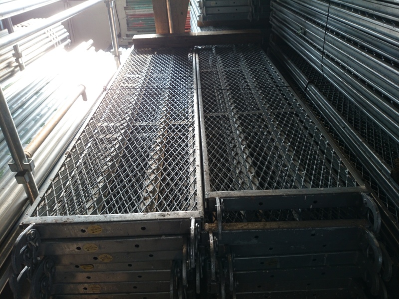 布板（ぬのいた）の一例。両端に掴み金物がついており、腕木（うでぎ）に設置出来るようになっている。