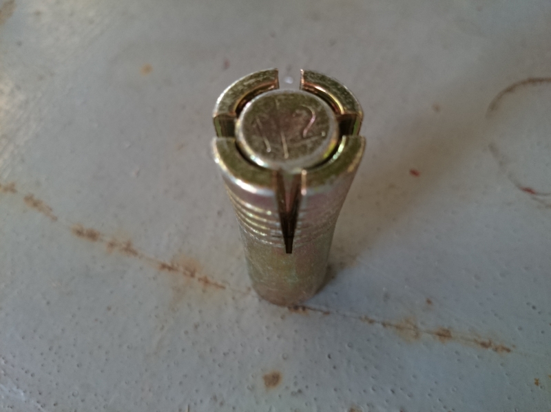 本体打ち込み式アンカーの先端が広がった状況。