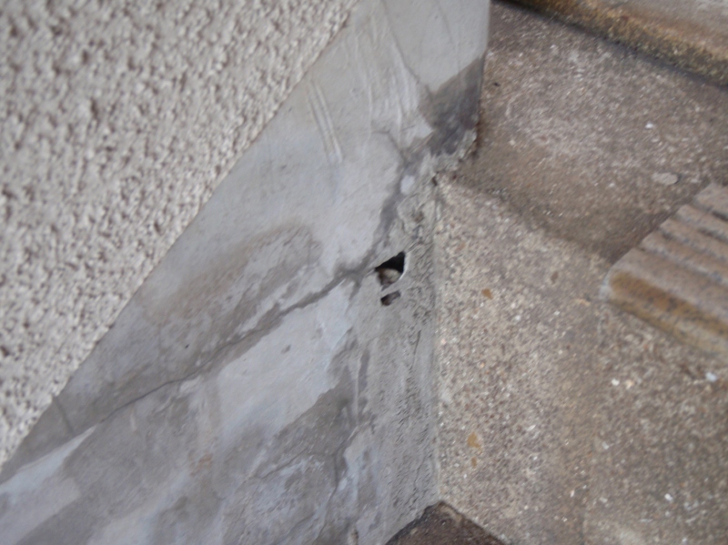 階段巾木にできた空洞。打継ぎにできたジャンカと思われる。