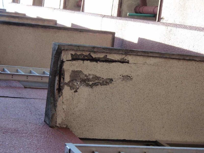 庇上裏の露筋。露筋の延長線上に爆裂が続いている。