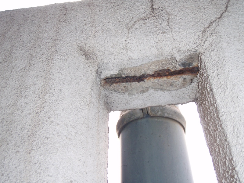 腰壁開口部の露筋。被り厚が少ないのと、雨が滞留することで、内部の鉄筋が腐食したものと思われる。