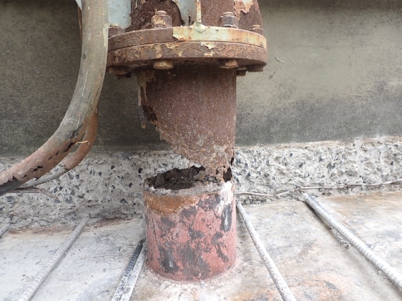 コンクリート斫り後状況。柱を補修後に埋め戻す必要がある。