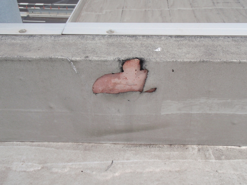 ゴムシート立上り部に開けられた大きな穴。