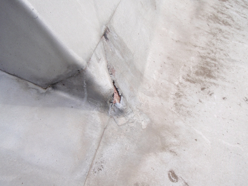 階段室屋根のゴムシート防水納まり