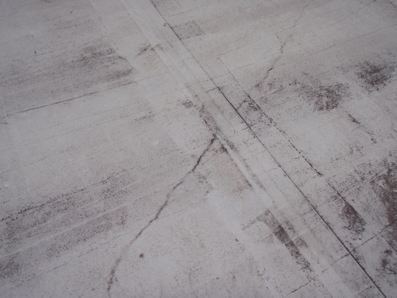 ゴムシート防水の下地コンクリートに入っているひび割れ。