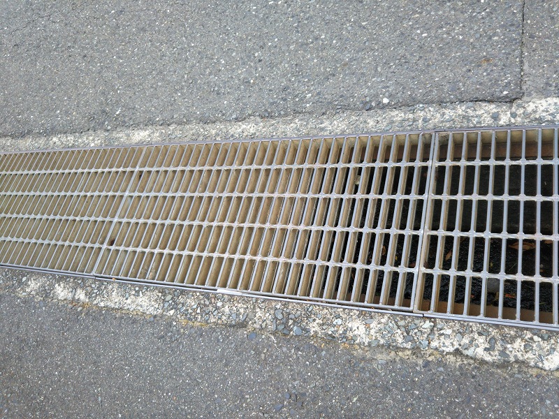 グレーチングの例。フラットバー、ツイストバー（ねじった角鋼）などで製作される。