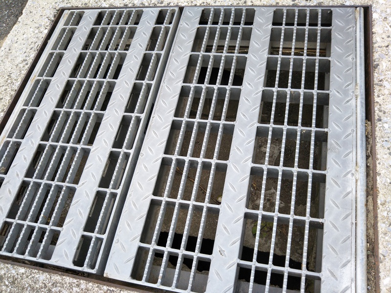 グレーチングの例。縞鋼板（チェッカープレート）も組み合わされている。