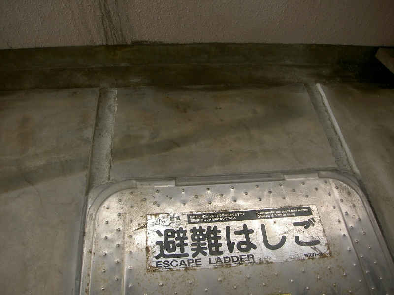 避難ハッチ廻りに水がたまるため、溝を作成して流れるようにする。