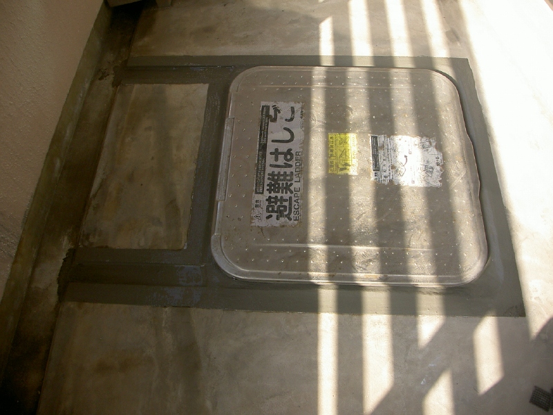 避難ハッチ廻りに水が溜まらないように溝を作成する。出来れば防水処理も施す。