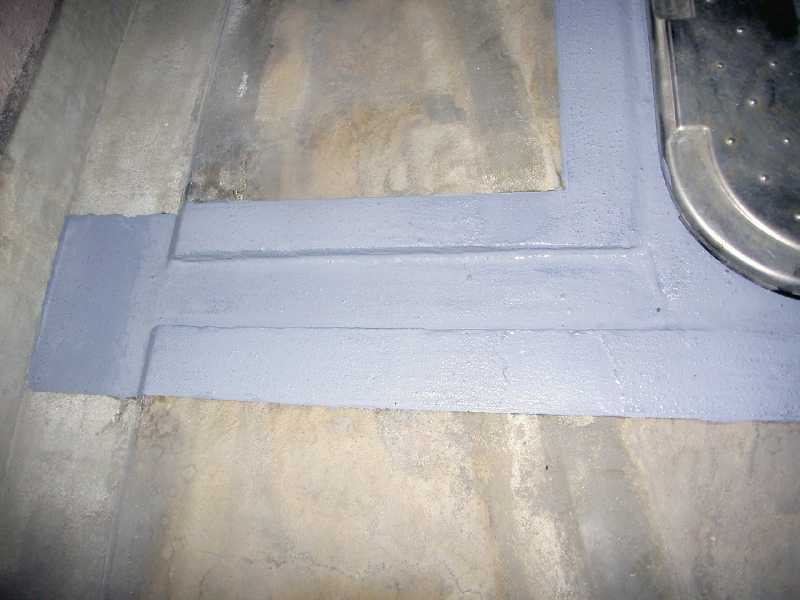 避難ハッチ廻りに作成した溝へ、防水処理を施す。