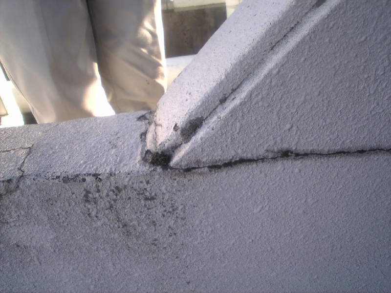水平に入ったひび割れ。コンクリートが連続していないことがわかる。