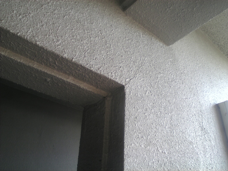 共用廊下　開口部のひび割れ。開口部の入隅は、コンクリートの強度が弱くなるので、ひび割れが起こりやすい。