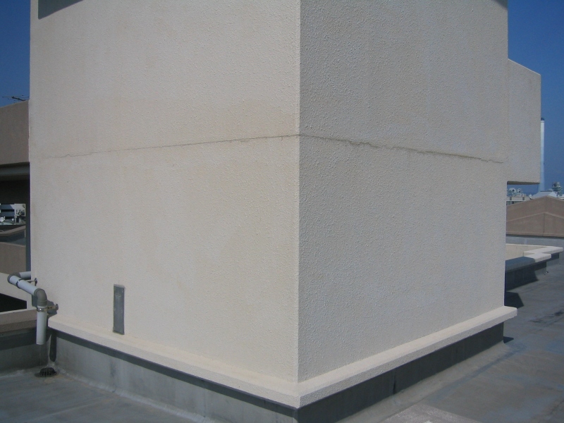 屋上塔屋に入ったひび割れ。コンクリートの打継ぎ部と思われるが、目地作成が適切に行われていない。