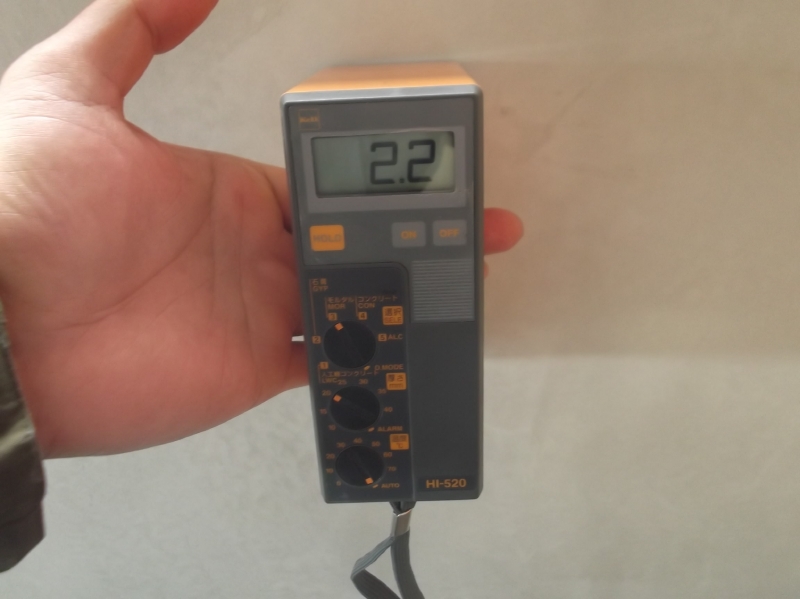 水分計の例。　防水下地、塗装下地の水分量を計測する。