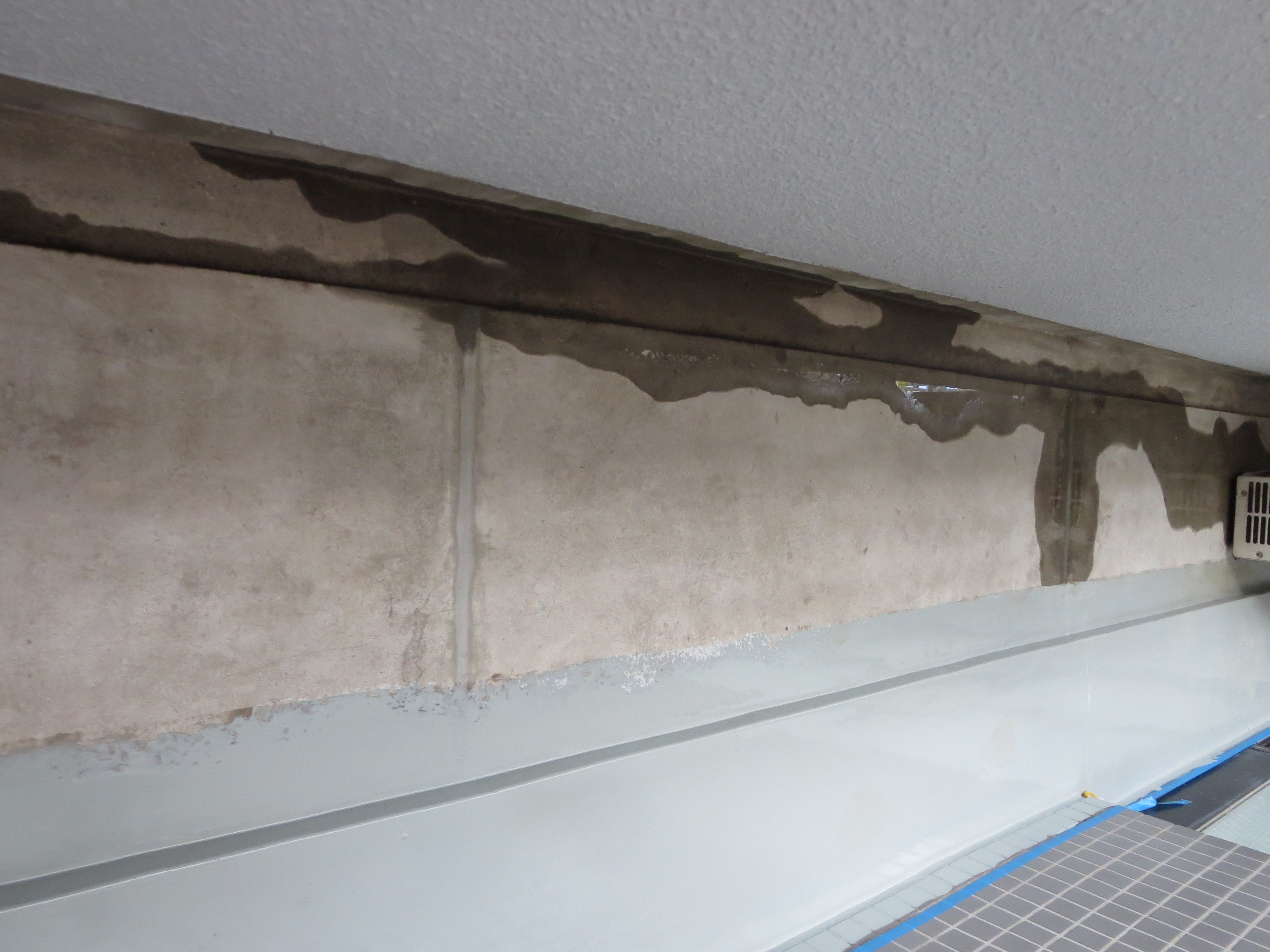 結露のために溝のウレタン塗膜防水の施工が止まっている。