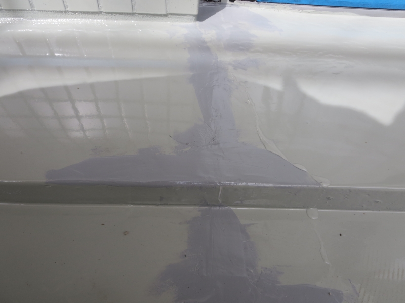 ウレタンが結露水から削られている場所を、シーリング材で補修した様子。確実に仕上がりが悪くなる。ウレタン防水材で補修したいが、また結露水で流される。