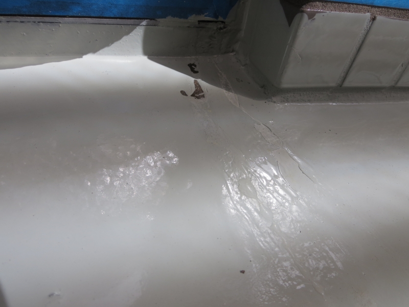 テープで止める、布を挟むなど、外で作業員ができる対策には限界がある。写真は流れ出た結露水が防水材を削っているところ。