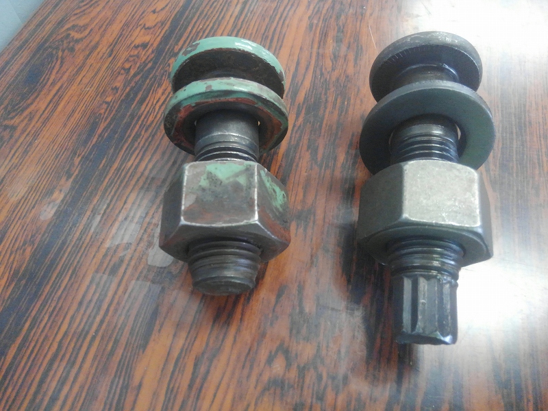左側がピンテールが破断したトルシア形高力ボルト。