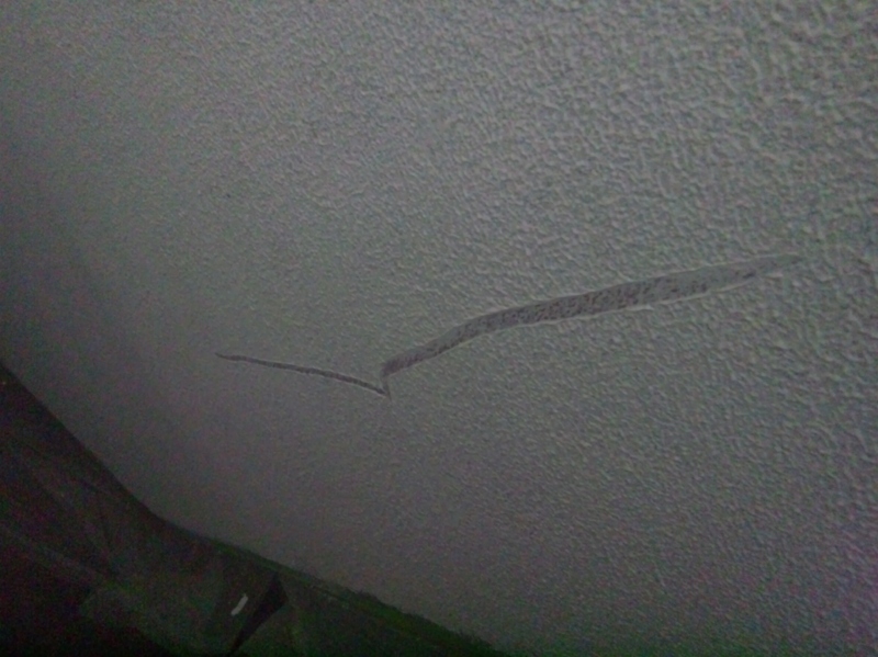 階段室壁面。マスチックローラーで模様付けを行ったあとで、指によるいたずらをうける。