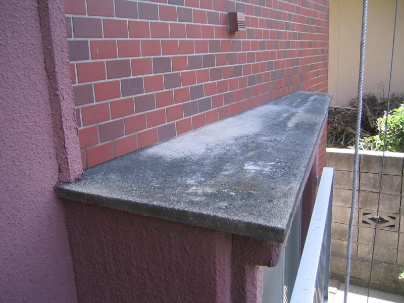 出窓の庇。下は室内なので、確実に防水施工したい箇所である。