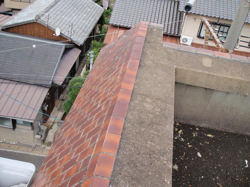パラペットがモルタル、外部斜面が小口平のタイルで仕上げられている。