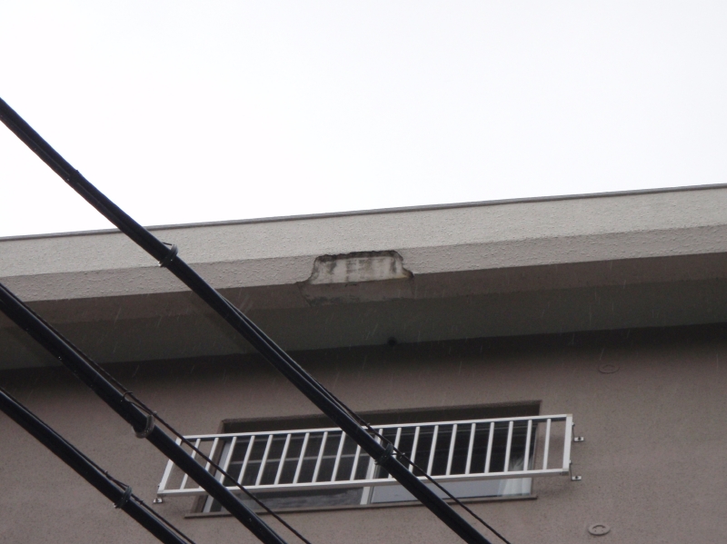 最上階からモルタルが剥落した跡。幸い人通りはなく、けが人はいない。