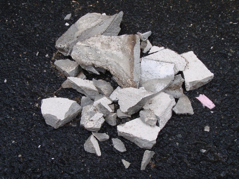 モルタルが剥落した破片。第三者災害の危険性が高い。