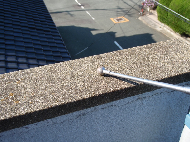 共用廊下の腰壁天端のモルタルが浮いている。打診時の音が健全部と違う。