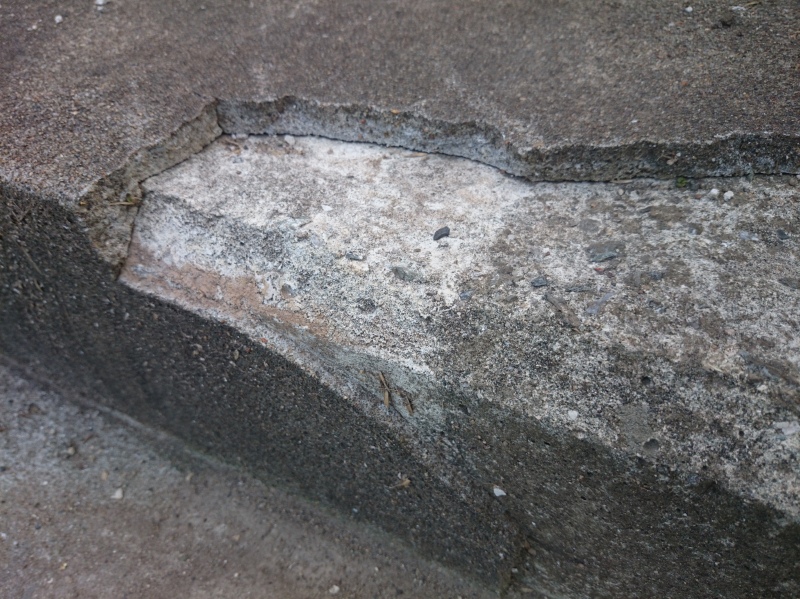 モルタルの剥離と浮き。剥落部を補修せずにいると、浮きや剥落は広がる。