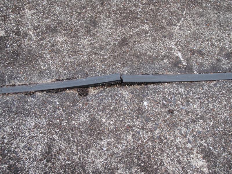 押えコンクリートに設置されている目地材が浮き出ている。