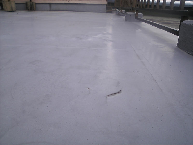 ルーフバルコニー、押えコンクリートの上にウレタン塗膜防水密着工法を施したあとに、ふくれや破断が生じている。