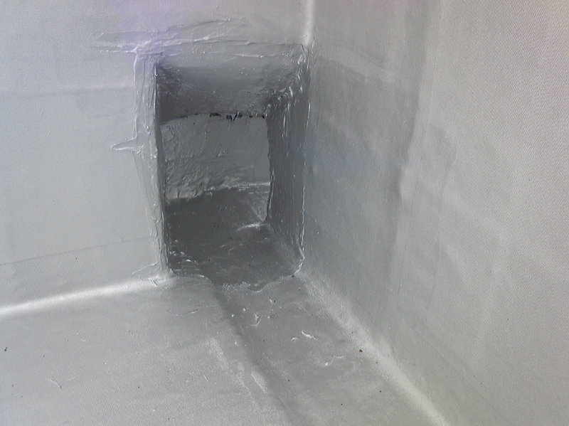 ゴムシート防水のみでは納まりが困難と思われる箇所へ、ウレタン塗膜防水を併用している様子。