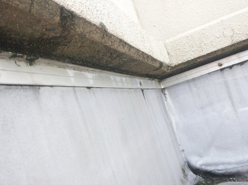 上の写真を下部から撮ったところ。水切りのためではあるが、水切りができる形状でないので、雨水が端末シーリング材にまわる。