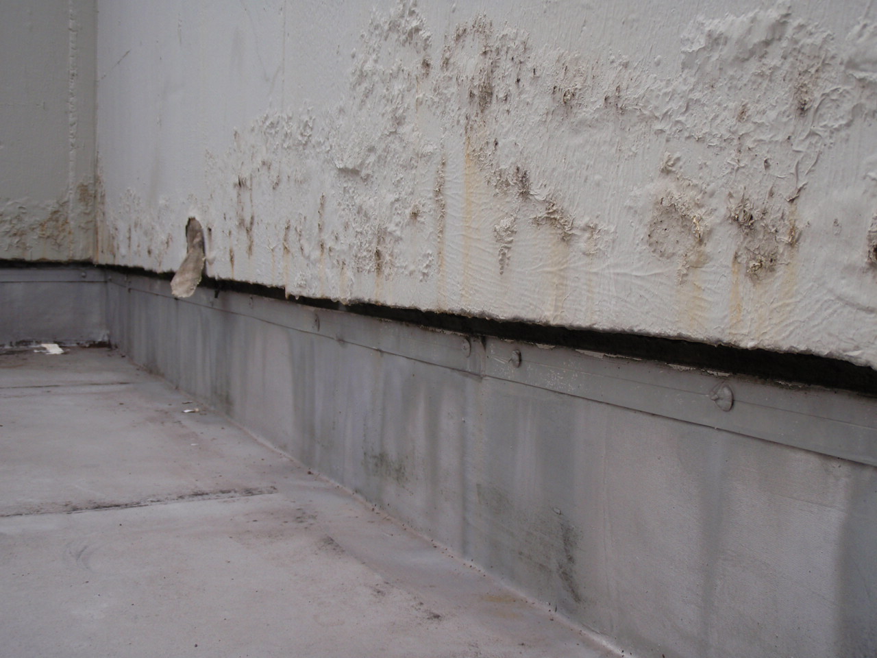 ゴムシート防水の立上り付近。壁から伝わる雨水が防水端末シーリングに接するので、シーリング材の劣化が早く、防水層裏側にも水がまわりやすい。