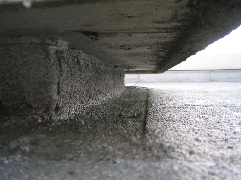 アスファルト防水露出工法の立上り。10㎝程度しかなく、あごも長いので、金物設置が出来ない。