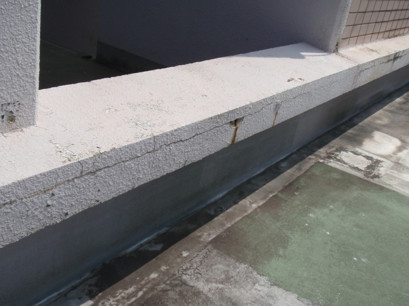 劣化が進んだパラペット