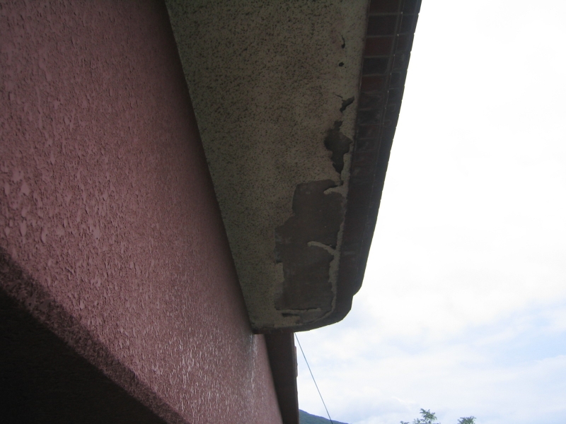 サービスバルコニー下、天井塗装の剥離。