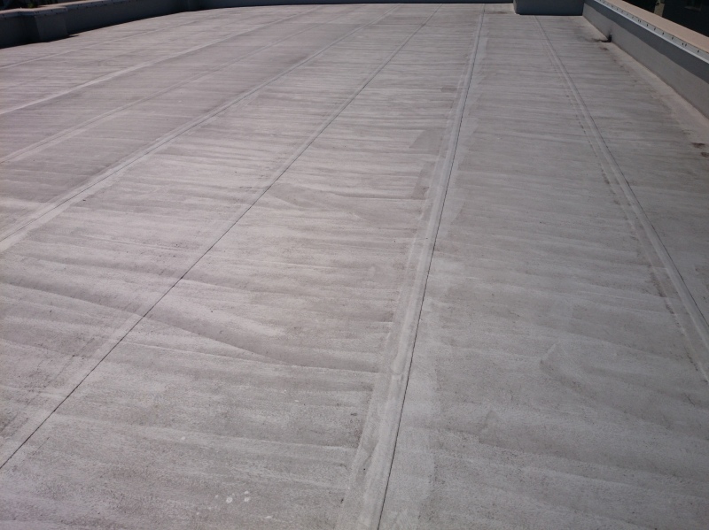 陸屋根の例。写真はゴムシート防水。微妙な勾配がついて、排水ドレインまで雨水が流れていく。