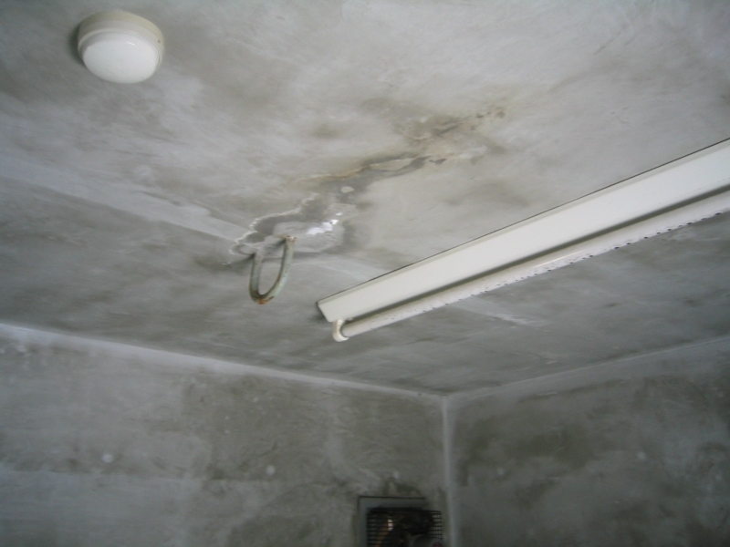 エレベーター機械室への漏水。機械への影響があるので早期の補修が必要。