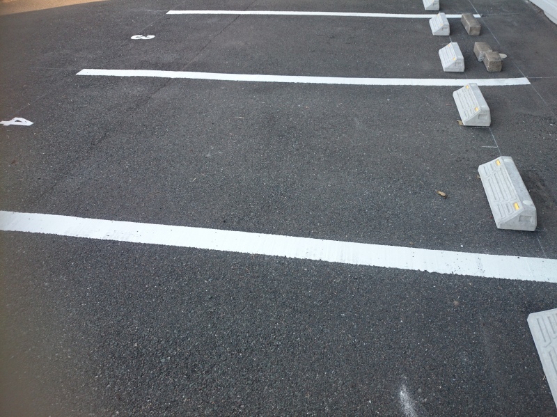 駐車場の清掃前。見た目はあまり分かりませんが・・・