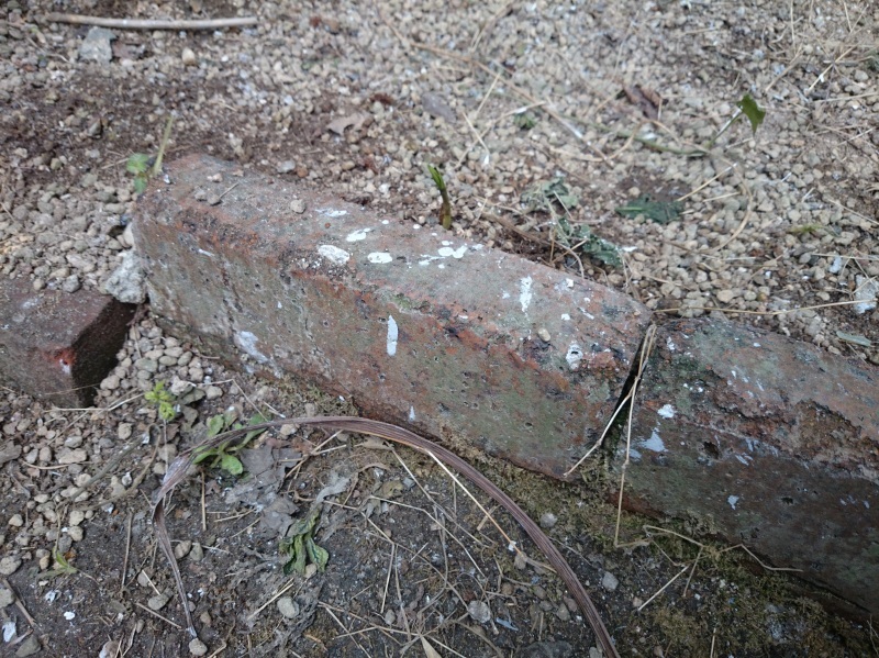 植栽のレンガに付着した塗料。明らかに工事で付着したと分かる。