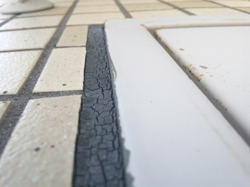 鉄扉枠廻りのシーリングの劣化。全体にひび割れが起こっている。