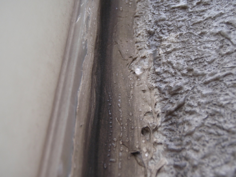 鉄枠廻りにシリコンシーリング材が使われている。通常、シリコン系シーリングはガラス廻りに使用され、鉄扉やコンクリートには使用しない。シーリングの打替えをする際、通常の施工では納まらない。